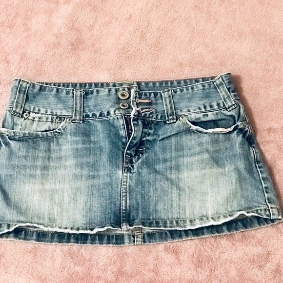 American Eagle 🦅 Distressed Jean Mini Skirt sz8 - Picture 1 of 5